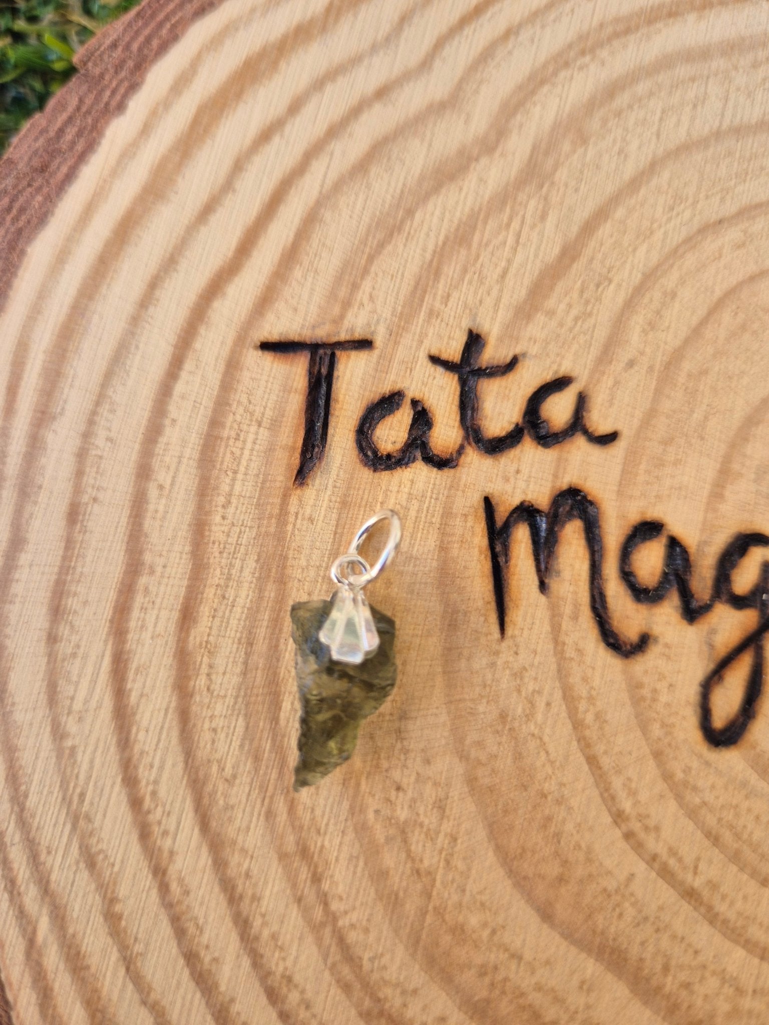 Moldavita - Piedra de Transformación y Conexión Cósmica con enganche de plata Tienda esotérica Málaga - La Tienda de Tata Magic: tienda Esotérica en Málaga